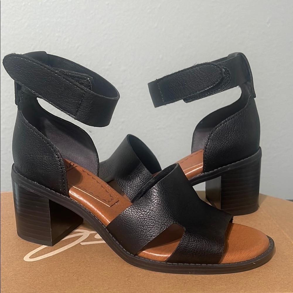 ZODIAC Women's Ida Block Heeled Sandal ankle strap black size 6 M